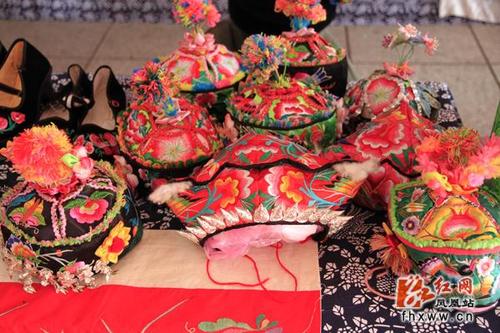 武陵山区文化旅游产品博览会 凤凰民族非遗手工艺品受青睐